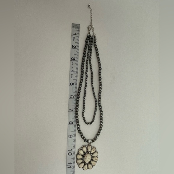 Two-tier Native American style flower pendant necklace with faux silver beads - Picture 4 of 4